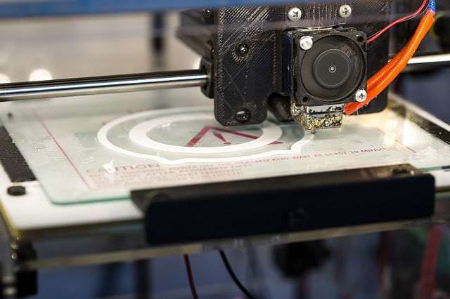 drupa in Düsseldorf bietet 3D Druck 3D Drucker druckt etwas auf eine Fläche.