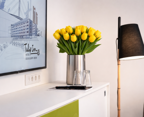 STAGE mit Tulpenstrauß