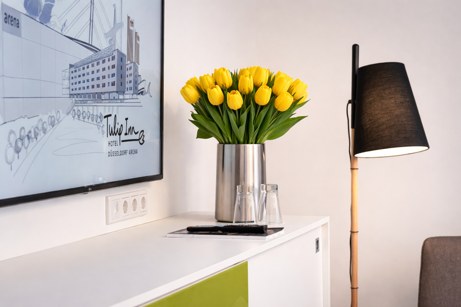 STAGE mit Tulpenstrauß