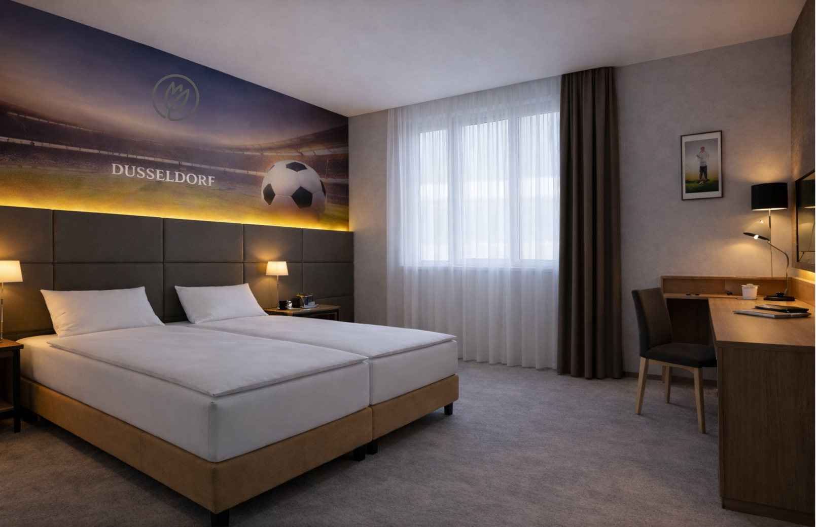 Zimmer 2026 Hotelzimmer mit zwei Einzelbetten, einem Schreibtisch mit Stuhl und Lampe, einem Flachbildfernseher auf einem Sideboard mit Minibar sowie einem Fenster mit Vorhang und einem kleinen Sitzbereich.